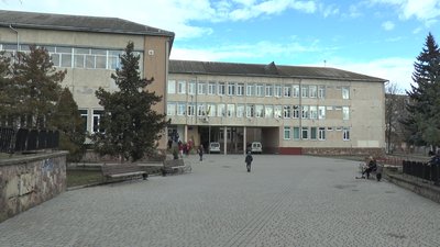 У Києві рятувальники перевірять школи, які були в зоні обстрілів