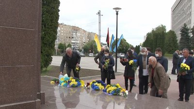 До Дня Героїв тернополяни поклали квіти до стели "Загинули за волю України" До Дня Героїв тернополяни поклали квіти до стели "Загинули за волю України"