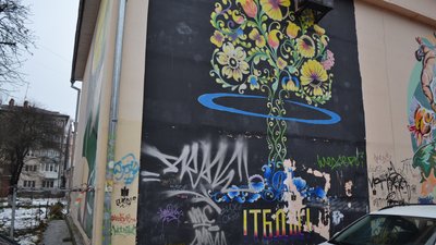 Зіпсовані мурали: у центрі Житомира 12 муралів обмальовані фарбою з балончика або пошкоджені Зіпсовані мурали: у центрі Житомира 12 муралів обмальовані фарбою з балончика або пошкоджені