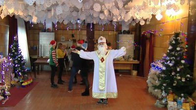 Збирають речі і подарунки: як працює фабрика святого Миколая у Луцьку