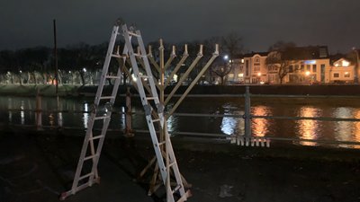 В Ужгороді скинули у річку 8-метрову менору. Поліція розслідує обставини В Ужгороді скинули у річку 8-метрову менору. Поліція розслідує обставини