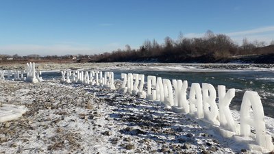 На Франківщині у селі Саджавка місцеві жителі спорудили льодове містечко На Франківщині у селі Саджавка місцеві жителі спорудили льодове містечко