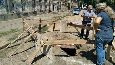 У центрі Одеси бетоновіз частково провалився в каналізацію У центрі Одеси бетоновіз частково провалився в каналізацію