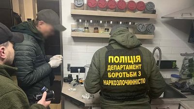 Понад рік слідкували: на Хмельниччині затримали організовану групу наркоділків