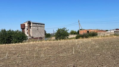 Пил та тирса на її подвір’ї: жителька Миколаївщини скаржиться на приватне підприємство по сусідству Пил та тирса на її подвір’ї: жителька Миколаївщини скаржиться на приватне підприємство по сусідству
