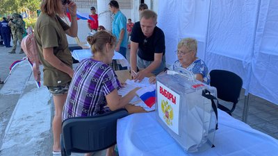 Подворовий обхід, зброя, спам-розсилки: як на псевдовиборах та ТОТ Херсонщини роблять "високу явку" Подворовий обхід, зброя, спам-розсилки: як на псевдовиборах та ТОТ Херсонщини роблять "високу явку"