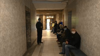 Щоб проголосувати на виборчий дільниці у Кропивницькому доводиться стояти у черзі годину Щоб проголосувати на виборчий дільниці у Кропивницькому доводиться стояти у черзі годину