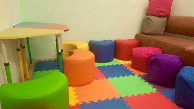 Благодійники передали одній із гімназій на Київщини нові меблі для укриття Благодійники передали одній із гімназій на Київщини нові меблі для укриття