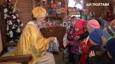 Миколай роздає гостинці Миколай роздає гостинці