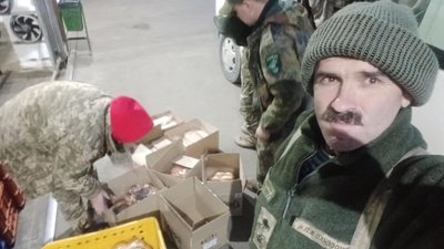 Волонтери з Тернопільщини та Хмельниччини передають допомогу військовим в зоні ООС Волонтери з Тернопільщини та Хмельниччини передають допомогу військовим в зоні ООС