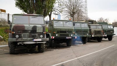 Черкаси передали теробороні п'ять спеціалізованих вантажівок Черкаси передали теробороні п'ять спеціалізованих вантажівок