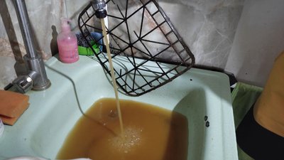 У селищі на Волині з кранів тече іржава вода: як це пояснюють комунальники
