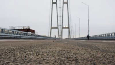 На запорізькому вантовому мосту уклали тимчасовий асфальт На запорізькому вантовому мосту уклали тимчасовий асфальт