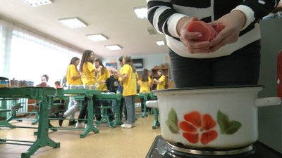 Після уроків працюють для ЗСУ: у Черкасах школярі виготовляють окопні свічки Після уроків працюють для ЗСУ: у Черкасах школярі виготовляють окопні свічки