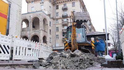 Пошкодження тепломережі й водопроводу: на столичному Хрещатику одразу дві аварії