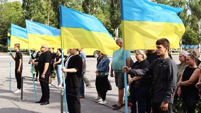 На Кіровоградщині попрощалися з захисниками Сергієм Поліщуком і Денисом Пильненьким На Кіровоградщині попрощалися з захисниками Сергієм Поліщуком і Денисом Пильненьким