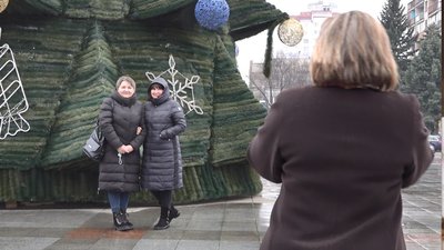 "Це ще не всі прикраси": у Черкасах встановили новорічну ялинку "Це ще не всі прикраси": у Черкасах встановили новорічну ялинку