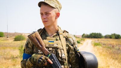 Змінив образ барона у кіно на стрільбу: на Одещині актор з серіалу "Кріпосна" захищає державний кордон. ФОТО. ВІДЕО