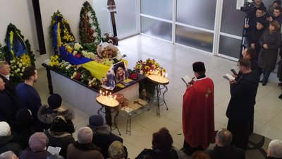 В Івано-Франківську прощаються з бортпровідницею збитого літака в Ірані Марією Микитюк В Івано-Франківську прощаються з бортпровідницею збитого літака в Ірані Марією Микитюк