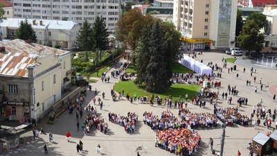 "Українська вишиванка": у центрі Луцька під час громадської акції виклали фігуру серця