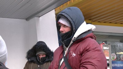 Бездомна біля аптеки Бездомна біля аптеки