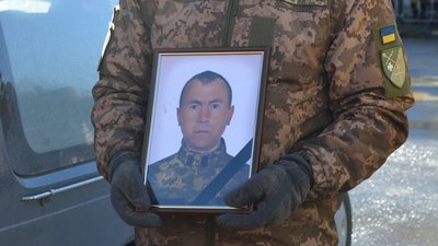 У громаді на Тернопільщині в останню дорогу провели захисника України Юрія Дмитроцу