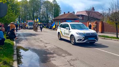 На щиті: на Чернігівщині поховали двох захисників, які загинули в боях на Донеччині та Луганщині На щиті: на Чернігівщині поховали двох захисників, які загинули в боях на Донеччині та Луганщині