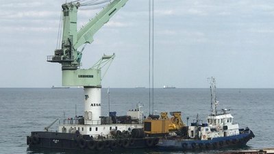До танкера Delfi в Одесі підійшли буксири та кран: підіймати судно поки не планують До танкера Delfi в Одесі підійшли буксири та кран: підіймати судно поки не планують