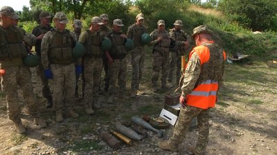 Інструктор починає заняття для саперів