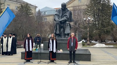 Тернополяни поклали квіти до пам’ятника Тарасу Шевченку Тернополяни поклали квіти до пам’ятника Тарасу Шевченку