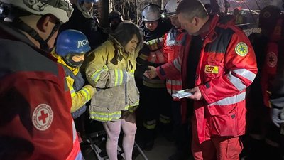 "Мамо, я ніколи не хотіла так жити, як в ту ніч". Історія подружжя, яке дивом вижило під завалами п’ятиповерхівки "Мамо, я ніколи не хотіла так жити, як в ту ніч". Історія подружжя, яке дивом вижило під завалами п’ятиповерхівки