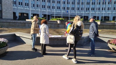 Під міськрадою Дніпра зібралися мітингувальники проти забудови зеленої зони на Набережній Під міськрадою Дніпра зібралися мітингувальники проти забудови зеленої зони на Набережній