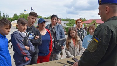 Луцькі нацгвардійці влаштували екскурсію для дітей, батьки яких загинули в зоні АТО/ООС