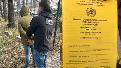 СБУ заявляє про викриття мереж з підробки ковід-документів у трьох областях СБУ заявляє про викриття мереж з підробки ковід-документів у трьох областях