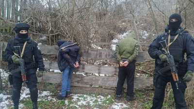 На Черкащині затримали групу людей, які виготовляли і збували наркотики На Черкащині затримали групу людей, які виготовляли і збували наркотики
