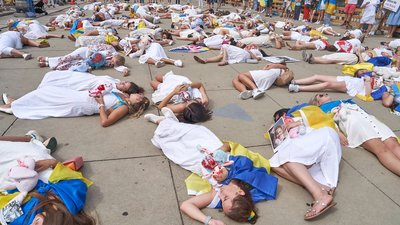 У Чикаго понад 300 українок провели перформанс проти злочинів росіян