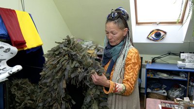 У селищі на Рівненщині волонтерки шиють на запити військових масккомплекти і ноші для поранених У селищі на Рівненщині волонтерки шиють на запити військових масккомплекти і ноші для поранених