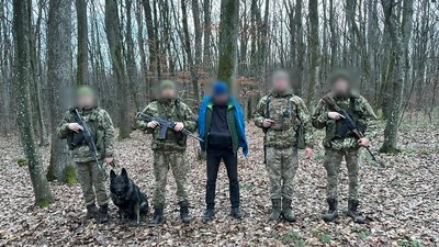 На Закарпатті прикордонники затримали 9 чоловіків, які намагалися незаконно потрапити до Словаччини
