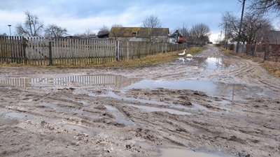 Витягають трактором: в громаді на Волині майже щодня застрягає шкільний автобус