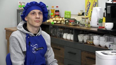 "Тепер маю колег і гостей, з якими можу спілкуватись". Як молодь з інвалідністю працює в соціальному кафе на Буковині "Тепер маю колег і гостей, з якими можу спілкуватись". Як молодь з інвалідністю працює в соціальному кафе на Буковині
