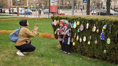 Черкаси прикрашають до великодніх свят — фоторепортаж