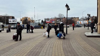 У Хмельницькому зустріли три автобуси переселенців з Київщини