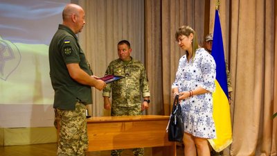 Дружині загиблого прикордонника Валентина Мариченка на Одещині передали посмертні нагороди