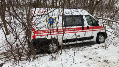 На Волині через ожеледицю "швидка" злетіла в кювет. Авто витягали рятувальники