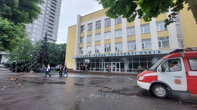 Не витримала злив. Біля Миколаївського палацу творчості учнів впала блакитна ялина Не витримала злив. Біля Миколаївського палацу творчості учнів впала блакитна ялина