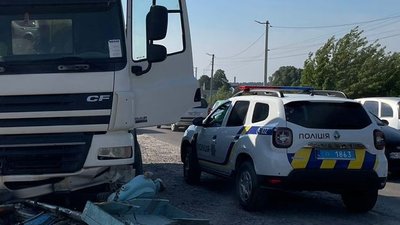На Львівщині мотоцикл зіткнувся з легковиком і вантажівкою: мотоцикліст загинув