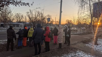 Протест проти газової заправки: у Чернігові на годину перекрили вулицю Незалежності Протест проти газової заправки: у Чернігові на годину перекрили вулицю Незалежності