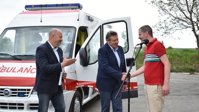 Громада на Тернопільщині отримала першу машину швидкої допомоги Громада на Тернопільщині отримала першу машину швидкої допомоги