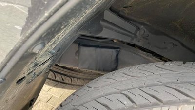 Поліція знайшла пристрій для прослуховування в автівці голови фракції "Слуга народу" Поліція знайшла пристрій для прослуховування в автівці голови фракції "Слуга народу"