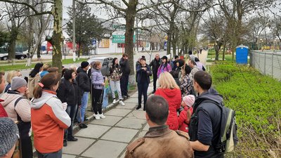 Жителі Голої Пристані зібрались на загальноміський суботник Жителі Голої Пристані зібрались на загальноміський суботник